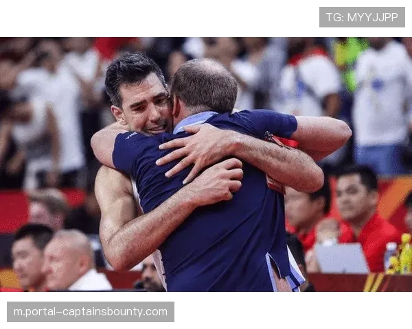 张宁拼至抽筋被搀扶下场，全场观众起立鼓掌